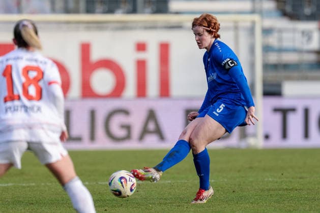 Lena Göppel SV Meppen, 5 on the ball, single image, full body, action, action, match scene, THE DFB GUIDELINES PROHIBIT ANY USE OF PHOTOGRAPHS AS IMAGE SEQUENCES AND OR QUASI VIDEO DFB REGULATIONS PROHIBIT ANY USE OF PHOTOGRAPHS AS IMAGE SEQUENCES AND OR QUASI VIDEO , 07 12 2025, Meppen Germany , Soccer, 2 Women Bundesliga, SV Meppen FC Bayern München II xobx
