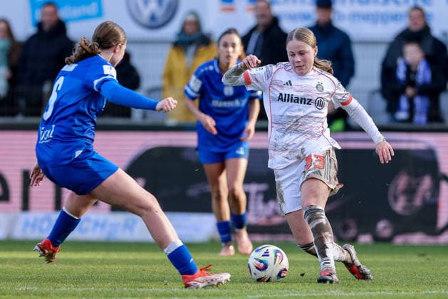 from left Laura Bröring SV Meppen, 6 and Greta Hünten FC Bayern München II, 33 in a duel, dynamic, action, action, game scene, THE DFB REGULATIONS PROHIBIT ANY USE OF PHOTOGRAPHS AS IMAGE SEQUENCES AND OR QUASI VIDEO , 07 12 2025, Meppen Germany , Football, 2 Womens Bundesliga, SV Meppen FC Bayern München II xobx