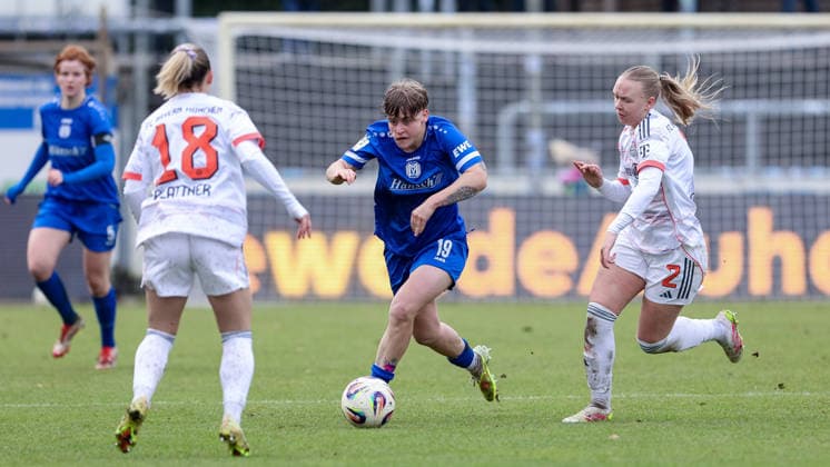 from left Maria Plattner FC Bayern München II, 18 , Lea Mauly SV Meppen, 19 and Eszter Reszler FC Bayern München II, 2 in duel, duel, dynamics, action, action scene, THE DFB REGULATIONS PROHIBIT ANY USE OF PHOTOGRAPHS AS IMAGE SEQUENCES AND OR QUASI VIDEO , 07 12 2025, Meppen Germany , Football, 2 Womens Bundesliga, SV Meppen FC Bayern München II xobx