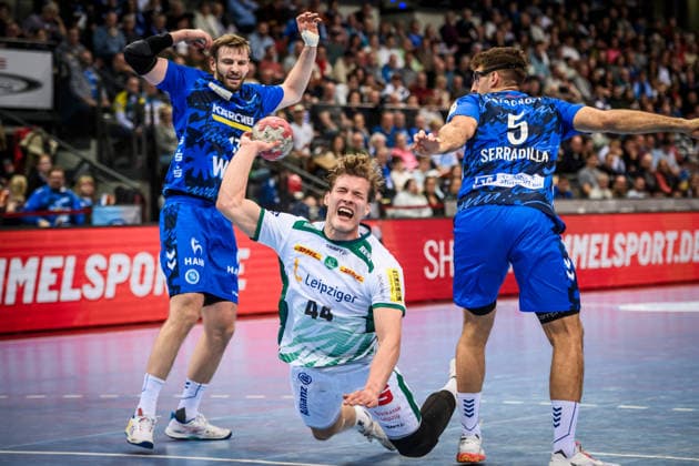 Blaer Hinrisson SC DHfK Leipzig, 44 between Samuel Roethlisberger TVB Stuttgart, 17 , left and Antonio Serradilla TVB Stuttgart, 05 , right GER, TVB Stuttgart SC DHfK Leipzig, DAIKIN HBL, Handball, Bundesliga, 15 Spieltag, Spielzeit 2025 2026, 07 12 2025 GER, TVB Stuttgart SC DHfK Leipzig, DAIKIN HBL, Handball, Bundesliga, 15 Spieltag, Spielzeit 2025 2026, 07 12 2025 Stuttgart Copyright: xSandyxDinkelackerx EP_SDR