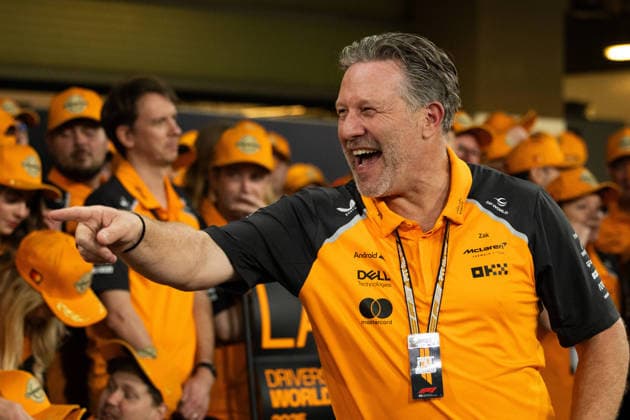 December 7, 2025, Abu Dhabi, Abu Dhabi, United Arab Emirates: ZAK BROWN (McLaren Racing) in the pit lane celebrating with the whole McLaren Team after Lando Norris won the Drivers Championship on Sunday at the Formula 1 Etihad Airways Abu Dhabi Prix 2025 at the Yas Marina Circuit in Abu Dhabi, United Arab Emirates Abu Dhabi United Arab Emirates - ZUMAr193 20251207_zsp_r193_095 Copyright: xSaraxRuffonix