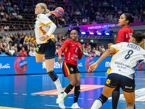 Emma Lindkvist Sweden, 23 comes free to throw, Angola vs Sweden, Handball, World Championship, Women, Season 2025 2026, 07 12 2025, Angola vs Sweden, Handball, World Championship, Women, Season 2025 2026, 07 12 2025 Dortmund Copyright: xEibner-Pressefoto MichaelxSchmidx EP_MST