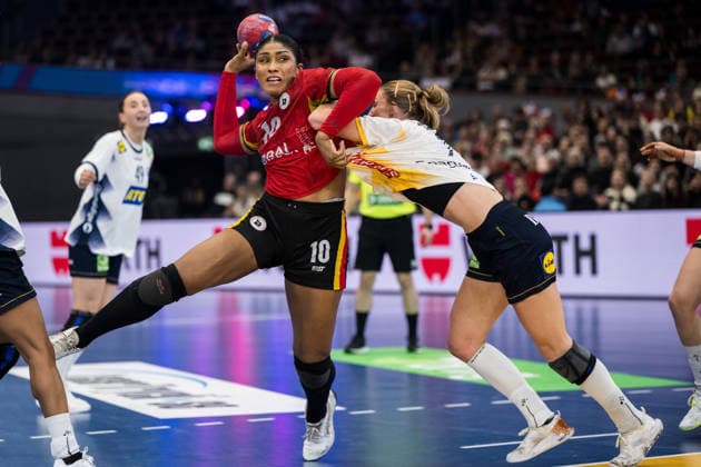 251207 Albertina Da Cruz Kassoma of Angola and Linn Blohm of Sweden during the 2025 IHF Women™s World Championship handball match between Angola and Sweden on December 7, 2025 in Dortmund Photo Emma Wallskog BILDBYRAN COP 320 EW0607 handball, handball, handball,handball,handball,bbeng,vm,handba  Copyright: EMMAxWALLSKOG BB251207EW052