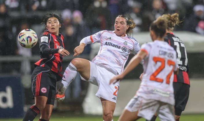 GER, Frankfurt, Eintracht Frankfurt vs FC Bayern Munich, Google Pixel Bundesliga, Football, DFB, Season 2025 2026, Stadion am Brentanobad, 12 Matchday in picture f l Remina Chiba Eintracht Frankfurt 15 , Vanessa Gilles Bayern Munich 2 , duel, header duel DFB DFL REGULATIONS PROHIBIT ANY USE OF PHOTOGRAPHS AS IMAGE SEQUENCES AND OR QUASI VIDEO, 07 12 2026 Copyright: HMBxMedia HendrikxHamelau