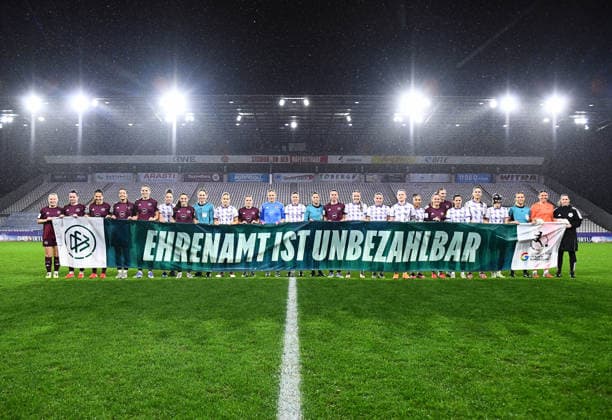 Soccer Google Pixel Womens Bundesliga Season 2025 2026 12 Matchday SGS Essen 1 FC Nürnberg on 07 12 2025 at Stadion an der Hafenstraße in Essen The teams would like to thank Ehrenamt DFB regulations prohibit any use of photographs as image sequences and or quasi video Nordrhein Westfalen Germany