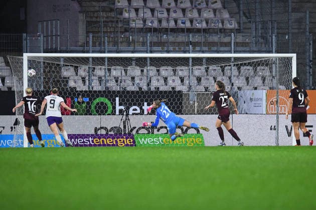 Soccer Google Pixel Womens Bundesliga Season 2025 2026 12 Matchday SGS Essen 1 FC Nuremberg on 07 12 2025 at Stadion an der Hafenstraße in Essen Vanessa Fürst SGS Essen scores 1 0 DFB regulations prohibit any use of photographs as image sequences and or quasi video Nordrhein Westfalen Germany