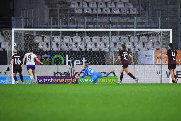 Soccer Google Pixel Womens Bundesliga Season 2025 2026 12 Matchday SGS Essen 1 FC Nuremberg on 07 12 2025 at Stadion an der Hafenstraße in Essen Vanessa Fürst SGS Essen scores 1 0 DFB regulations prohibit any use of photographs as image sequences and or quasi video Nordrhein Westfalen Germany