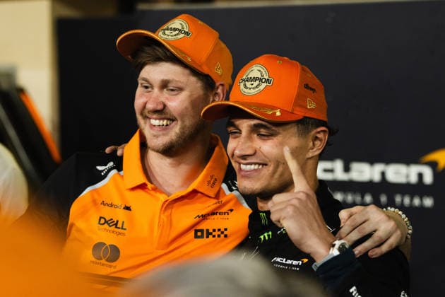 December 7, 2025, Abu Dhabi, Abu Dhabi, United Arab Emirates: 4 LANDO NORRIS (GBR, McLaren Racing F1 Team) with his mechanic celebrating in the pitlane with the whole McLaren Team after winning the Drivers Championship on Sunday at the Formula 1 Etihad Airways Abu Dhabi Prix 2025 at the Yas Marina Circuit in Abu Dhabi, United Arab Emirates Abu Dhabi United Arab Emirates - ZUMAr193 20251207_zsp_r193_109 Copyright: xSaraxRuffonix