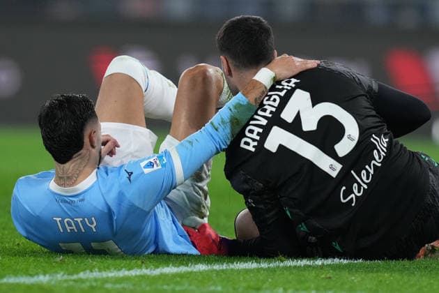 Lazio™s Taty Castellanos Bologna s goalkeeper Federico Ravaglia during the Serie A EniLive soccer match between Lazio and Bologna at the Rome s Olympic stadium, Italy - Sunday December 7, 2025 - Soccer ( Photo by Alfredo Falcone LaPresse )  Copyright: xAlfredoxFalcone LaPressex