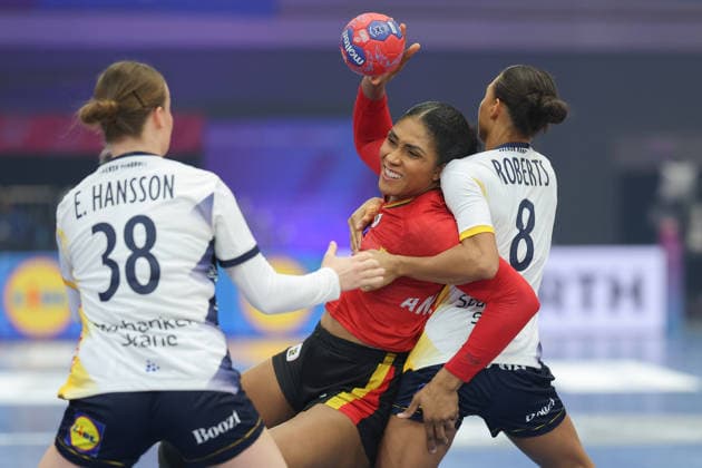 Angola Sweden, IHF Womens Handball World Championship Albertina Kassoma Angola, 10 is clutched by Jamina Roberts Sweden, 8 Left Elin Hansson Sweden, 38 3 Main round match of the Womens Handball World Championship between Angola and Sweden on December 7, 2025 at the Westfalenhalle in Dortmund , Dortmund Nordrhein Westfalen Germany Westfalenhalle
