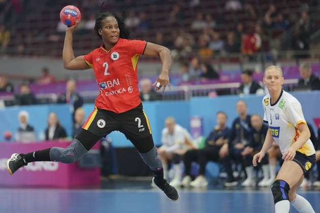 Angola Sweden, IHF Womens Handball World Championship Vilma Nenganga Angola, 2 , right Nina Koppang Sweden, 3 3 Main round match of the Womens Handball World Championship between Angola and Sweden on December 7, 2025 at the Westfalenhalle in Dortmund , Dortmund Nordrhein Westfalen Germany Westfalenhalle