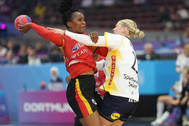Angola Sweden, IHF Womens Handball World Championship Helena Paulo Angola, 8 vs Emma Lindkvist Sweden, 23 3 Main round match of the Womens Handball World Championship between Angola and Sweden on December 7, 2025 at the Westfalenhalle in Dortmund , Dortmund Nordrhein Westfalen Germany Westfalenhalle