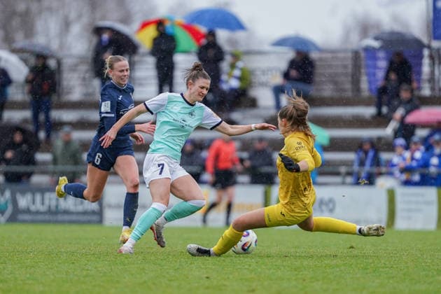 07 12 2025, Soccer, 2 Womens Bundesliga, 2025 2026, Matchday 12, SC Sand SG 99 Andernach Carolin Schraa 7 Andernach with the chance to put the ball past goalkeeper Jule Baum 1 Sand