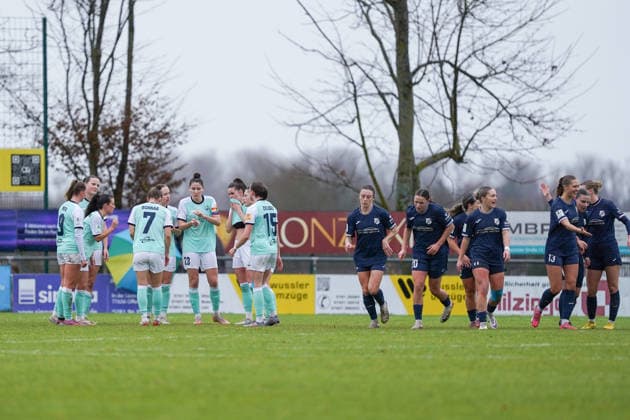 07 12 2025, Football, 2 Womens Bundesliga, 2025 2026, Matchday 12, SC Sand SG 99 Andernach Joy among Sands players after the surprising 2 0 Need for discussion among Andernachs players