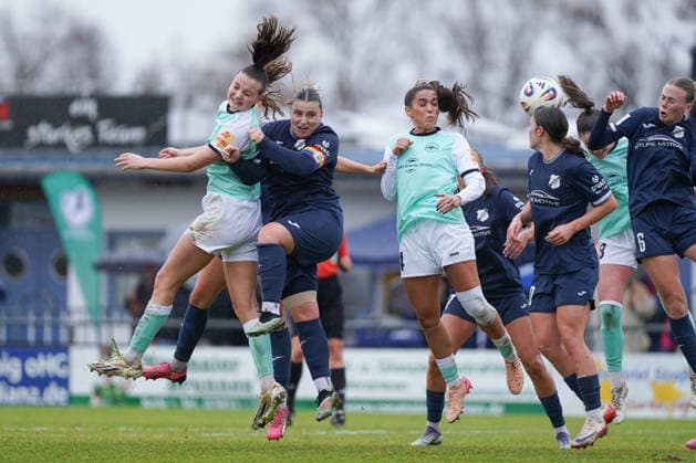 07 12 2025, Football, 2 Womens Bundesliga, 2025 2026, Matchday 12, SC Sand SG 99 Andernach One of the rare chances for Andernach after a free-kick Malou Müller on the far left in the green jersey tried to guide the ball towards goal