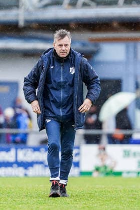 07 12 2025, Football, 2 Womens Bundesliga, 2025 2026, Matchday 12, SC Sand SG 99 Andernach Head Coach Alexander Fischinger Sand runs on the pitch