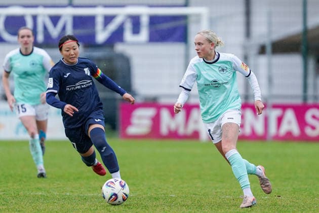 07 12 2025, Football, 2 Womens Bundesliga, 2025 2026, Matchday 12, SC Sand SG 99 Andernach Isabel Pfeiffer 21 Andernach with the ball Rio Takizawa 17 Sand runs after her