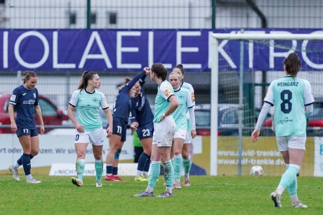 07 12 2025, Football, 2 Womens Bundesliga, 2025 2026, Matchday 12, SC Sand SG 99 Andernach And another goal for Sand In the background, Leni Fischer 11 Sand and Ivana Slipcevic 23 Sand In the foreground, the heads of the Andernach women hang down