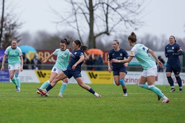 07 12 2025, Football, 2 Womens Bundesliga, 2025 2026, Matchday 12, SC Sand SG 99 Andernach Lisa Kossmann 6 Andernach and Alana Murphy 20 Sand in a duel for the ball