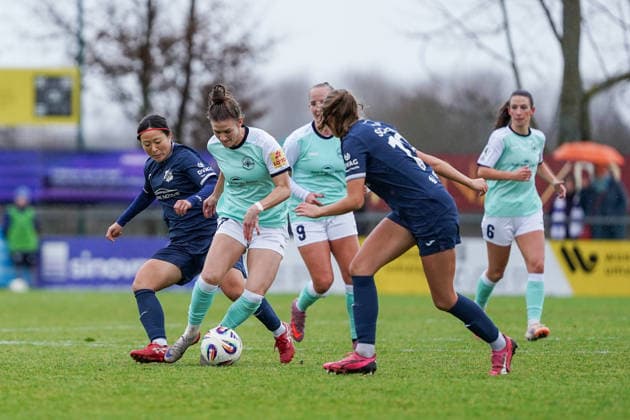 07 12 2025, Football, 2 Womens Bundesliga, 2025 2026, Matchday 12, SC Sand SG 99 Andernach Carolin Schraa 7 Andernach is attacked by Rio Takizawa 17 Sand