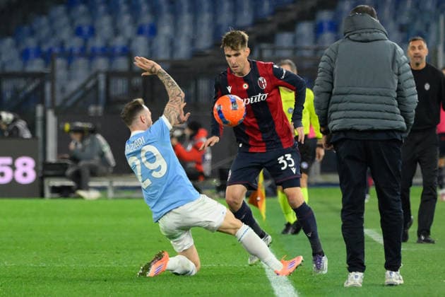 Bologna s Juan Miranda and Lazioâ??s Manuel Lazzari during the Italian Football Championship League A 2025 2026 match between SS Lazio vs Bologna FC at the Olimpic Stadium in Rome on 07 December 2025.  Copyright: xFabrizioxCorradetti IPAxSportx xipa-agency.netx xx IPA_68886098 IPA_Agency_IPA68886098
