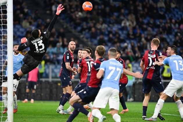 Foto IPP Cavaliere Emiliano. Roma 07 12 2025. Calcio Campionato Serie A 2025-2026. Lazio - Bologna. Nella foto: Federico Ravaglia vola sotto la travesrsa. Italy Photo Press - World Copyright italy ITALY  Copyright: xR4924_italyphotopressx