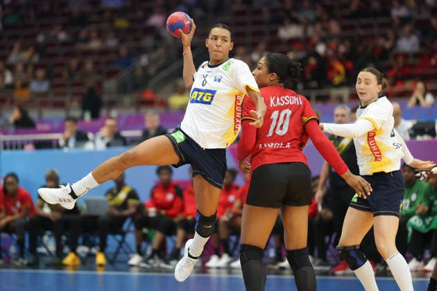 Angola Sweden, IHF Womens Handball World Championship Jamina Roberts Sweden, 8 comes against Albertina Kassoma Angola, 10 to throw 3 main round match of the Womens Handball World Championship between Angola and Sweden on December 7, 2025 at the Westfalenhalle in Dortmund , Dortmund Nordrhein Westfalen Germany Westfalenhalle