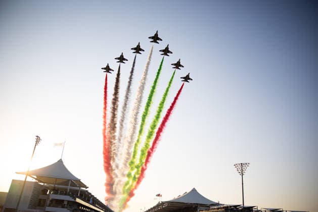 Race Start, Flyover, Etihad Airways Airshow, ARE, Formula 1 World Championship, Abu Dhabi Grand Prix, Yas Marina Circuit, Sunday, Race Day, 07 12 2025 ARE, Formula 1 World Championship, Abu Dhabi Grand Prix, United Arab Emirates, Yas Marina Circuit, 07 12 2025 Abu Dhabi Copyright: xEibner-Pressefoto AnnikaxGrafx EP_AGF