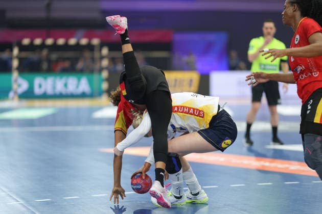 Angola Sweden, IHF Womens Handball World Championship Natalia Santos Angola, 9 lands on the back of Emma Lindkvist Sweden, 23 and gets a two minute time penalty 3 Main round match of the Womens Handball World Championship between Angola and Sweden on December 7, 2025 at Westfalenhalle in Dortmund , Dortmund Nordrhein Westfalen Germany Westfalenhalle