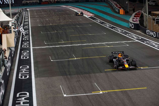 F1 - ABU DHABI GRAND PRIX 2025 01 VERSTAPPEN Max (nld), Red Bull Racing RB21, action BEN SULAYEM Mohammed (uae), President of the FIA, portrait checkered flag, drapeau during the 2025 Formula 1 Abu Dhabi Grand Prix, 24th round of the 2025 FIA Formula One World Championship, WM, Weltmeisterschaft from December 05 to 07, 2025 on the Yas Marina Circuit, in Abu Dhabi, United Arab Emirates - Abu DhabiUnited Arab Emirates  Copyright: xXavixBonillax