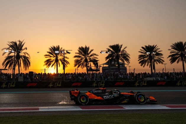 Oscar Piastri McLaren Formula 1 Team, Australia, 81 in MCL39 at sunset, palm trees and F1 branding behind, UAE, Formula 1 World Championship, Abu Dhabi Grand Prix, Yas Marina Circuit, Race, 07 12 2025 UAE, Formula 1 World Championship, Abu Dhabi Grand Prix, Yas Marina Circuit, Race, 07 12 2025 Yas Marina Island Copyright: xEibner-Pressefoto Memmlerx EP_MMR