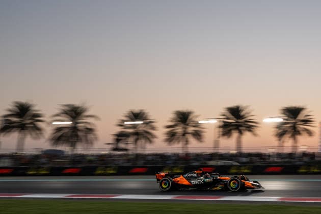 Oscar Piastri McLaren Formula 1 Team, Australia, 81 in MCL39 at sunset, palm trees and F1 branding behind, UAE, Formula 1 World Championship, Abu Dhabi Grand Prix, Yas Marina Circuit, Race, 07 12 2025 UAE, Formula 1 World Championship, Abu Dhabi Grand Prix, Yas Marina Circuit, Race, 07 12 2025 Yas Marina Island Copyright: xEibner-Pressefoto Memmlerx EP_MMR