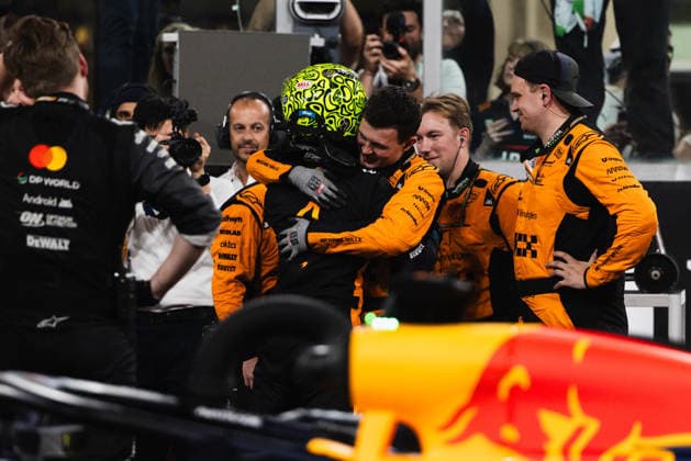 December 7, 2025, Abu Dhabi, Abu Dhabi, United Arab Emirates: 4 LANDO NORRIS (GBR, McLaren Racing F1 Team) celebrating with his mechanics in parc fermo at the end of the race after winning the Drivers Championship on Sunday at the Formula 1 Etihad Airways Abu Dhabi Prix 2025 at the Yas Marina Circuit in Abu Dhabi, United Arab Emirates Abu Dhabi United Arab Emirates - ZUMAr193 20251207_zsp_r193_140 Copyright: xSaraxRuffonix
