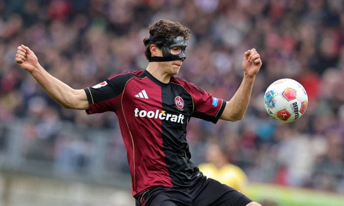07 12 2025 Soccer Season 2025 2026 2 Soccer Bundesliga 15 Matchday 1 FC Nürnberg FCN Club SpVgg Greuther Fürth Kleeblatt Derby Frankenderby Sportfoto Zink DaMa xdaxmax DFL regulations prohibit any use of photographs as image sequences and or quasi video only for editorial use Fabio Gruber 4, 1 FC Nürnberg FCN blickt auf Ball