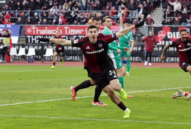 07 12 2025 Soccer Season 2025 2026 2 Soccer Bundesliga 15 Matchday 1 FC Nürnberg FCN Club SpVgg Greuther Fürth Kleeblatt Derby Frankenderby Sportfoto Zink DaMa xdaxmax DFL regulations prohibit any use of photographs as image sequences and or quasi video only for editorial use Jubel Freude Torjubel nach Tor zum 1 0 Luka Lochoshvili 24, 1 FC Nürnberg FCN und Mannschaft Team jubelt freut sich Torschütze Luka Lochoshvili 24, 1 FC Nürnberg FCN