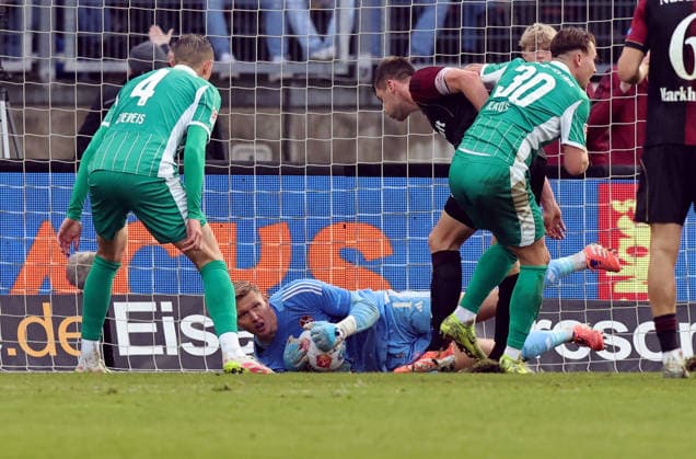 07 12 2025 Soccer Season 2025 2026 2 Soccer Bundesliga 15 Matchday 1 FC Nürnberg FCN Club SpVgg Greuther Fürth Kleeblatt Derby Frankenderby Sportfoto Zink DaMa xdaxmax DFL regulations prohibit any use of photographs as image sequences and or quasi video only for editorial use Jan Reichert 1, 1 FC Nürnberg FCN hält Ball fest