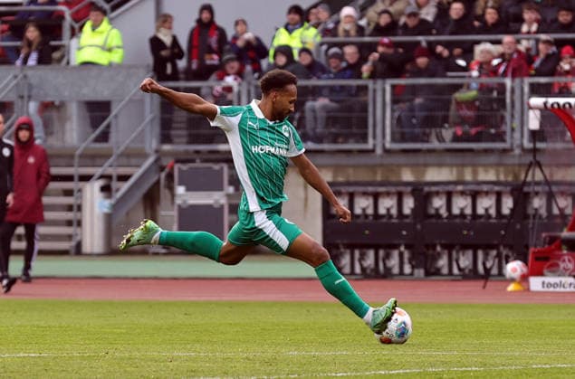 07 12 2025 Soccer Season 2025 2026 2 Soccer Bundesliga 15 Matchday 1 FC Nürnberg FCN Club SpVgg Greuther Fürth Kleeblatt Derby Frankenderby Sportfoto Zink DaMa xdaxmax DFL regulations prohibit any use of photographs as image sequences and or quasi video only for editorial use Julian Green 37, SpVgg Greuther Fürth with shot on goal