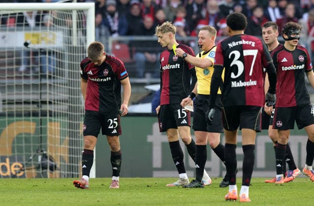 07 12 2025 Soccer Season 2025 2026 2 Soccer Bundesliga 15 Matchday 1 FC Nürnberg FCN Club SpVgg Greuther Fürth Kleeblatt Derby Frankenderby Sportfoto Zink DaMa xdaxmax DFL regulations prohibit any use of photographs as image sequences and or quasi video only for editorial use Finn Ole Becker 25, 1 FC Nürnberg FCN sees yellow card yellow by Lars Erbst Referee