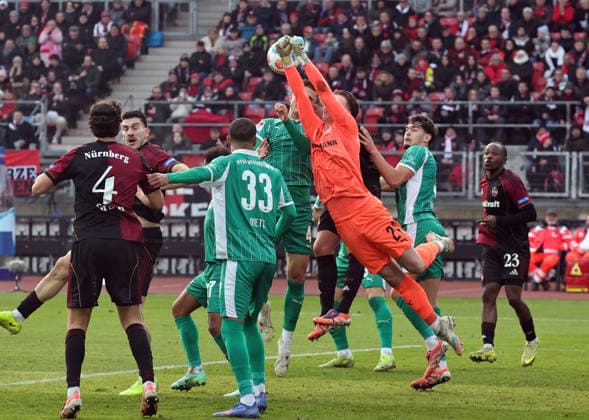 07 12 2025 Soccer Season 2025 2026 2 Soccer Bundesliga 15 Matchday 1 FC Nürnberg FCN Club SpVgg Greuther Fürth Kleeblatt Derby Frankenderby Sportfoto Zink DaMa xdaxmax DFL regulations prohibit any use of photographs as image sequences and or quasi video only for editorial use Timo Schlieck 21, SpVgg Greuther Fürth flies under cross and does not reach ball