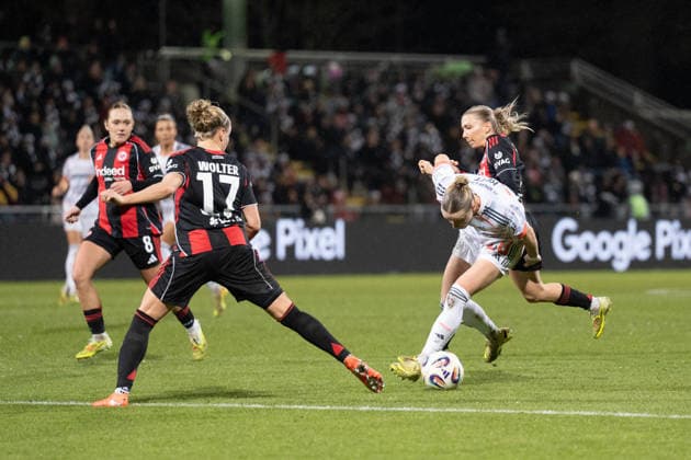 07 12 2025, xhfmx, Soccer Google Pixel Women Bundesliga, Eintracht Frankfurt FC Bayern Pia Sophie Wolter Eintracht Frankfurt, 17 and Franziska Kett FC Bayern Munich, 20 in duel DFL DFB REGULATIONS PROHIBIT ANY USE OF PHOTOGRAPHS as IMAGE SEQUENCES and or QUASI VIDEO Frankfurt am Main