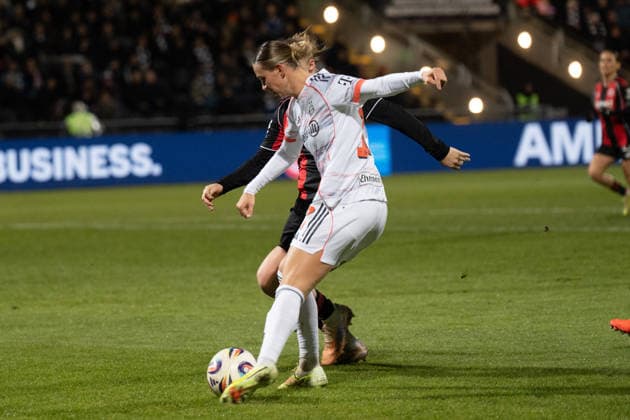 07 12 2025, xhfmx, Soccer Google Pixel Women Bundesliga, Eintracht Frankfurt FC Bayern Klara Bühl FC Bayern Munich, 17 in duel DFL DFB REGULATIONS PROHIBIT ANY USE OF PHOTOGRAPHS as IMAGE SEQUENCES and or QUASI VIDEO Frankfurt am Main