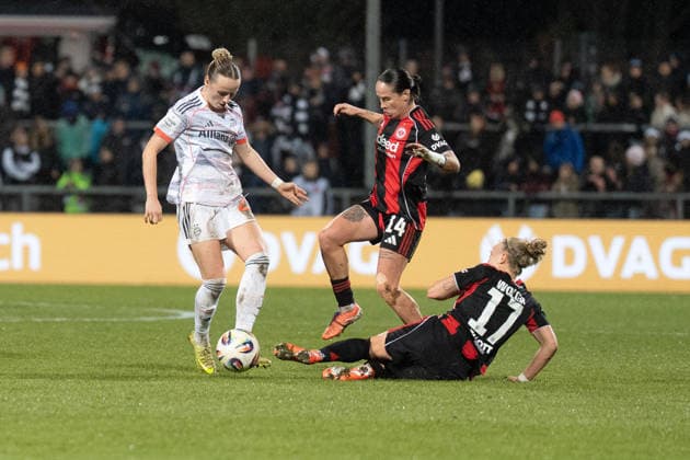 07 12 2025, xhfmx, Soccer Google Pixel Women Bundesliga, Eintracht Frankfurt FC Bayern Franziska Kett FC Bayern Munich, 20 with Pia Sophie Wolter Eintracht Frankfurt, 17 in duel DFL DFB REGULATIONS PROHIBIT ANY USE OF PHOTOGRAPHS as IMAGE SEQUENCES and or QUASI VIDEO Frankfurt am Main