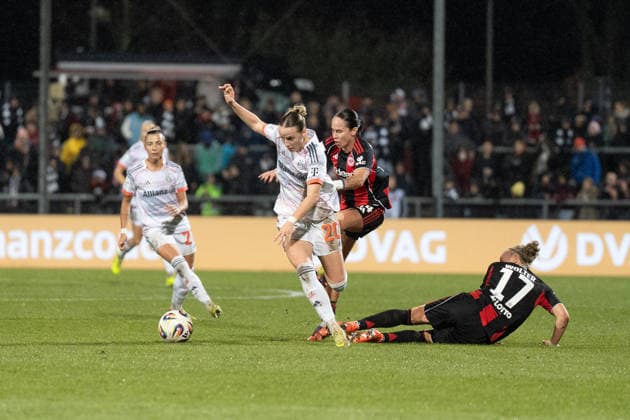 07 12 2025, xhfmx, Soccer Google Pixel Women Bundesliga, Eintracht Frankfurt FC Bayern Franziska Kett FC Bayern Munich, 20 with Pia Sophie Wolter Eintracht Frankfurt, 17 in duel DFL DFB REGULATIONS PROHIBIT ANY USE OF PHOTOGRAPHS as IMAGE SEQUENCES and or QUASI VIDEO Frankfurt am Main