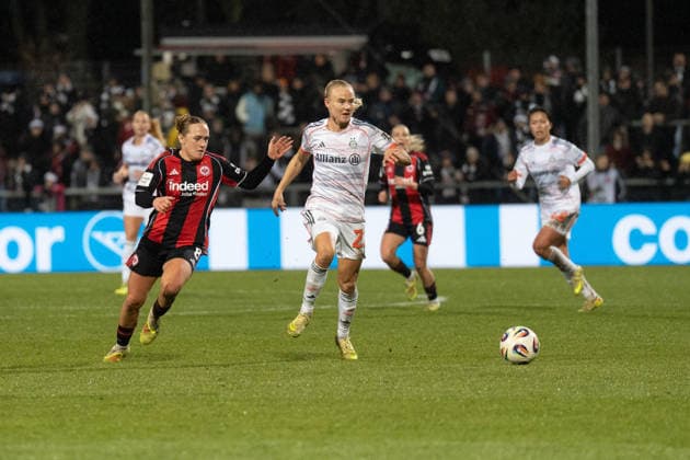 07 12 2025, xhfmx, Soccer Google Pixel Women Bundesliga, Eintracht Frankfurt FC Bayern Lisanne Gräwe Eintracht Frankfurt, 8 with Franziska Kett FC Bayern Munich, 20 in duel DFL DFB REGULATIONS PROHIBIT ANY USE OF PHOTOGRAPHS as IMAGE SEQUENCES and or QUASI VIDEO Frankfurt am Main