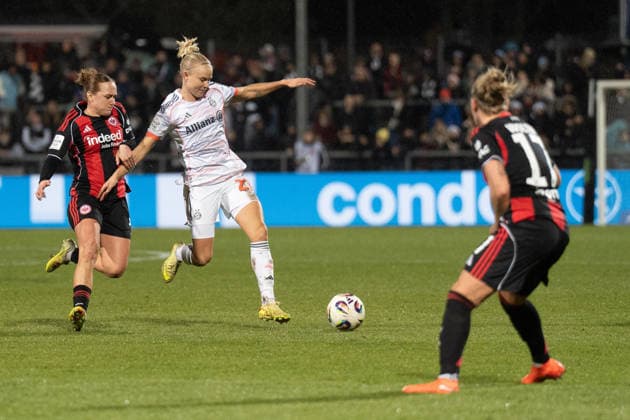 07 12 2025, xhfmx, Soccer Google Pixel Women Bundesliga, Eintracht Frankfurt FC Bayern Lisanne Gräwe Eintracht Frankfurt, 8 with Franziska Kett FC Bayern Munich, 20 in duel DFL DFB REGULATIONS PROHIBIT ANY USE OF PHOTOGRAPHS as IMAGE SEQUENCES and or QUASI VIDEO Frankfurt am Main