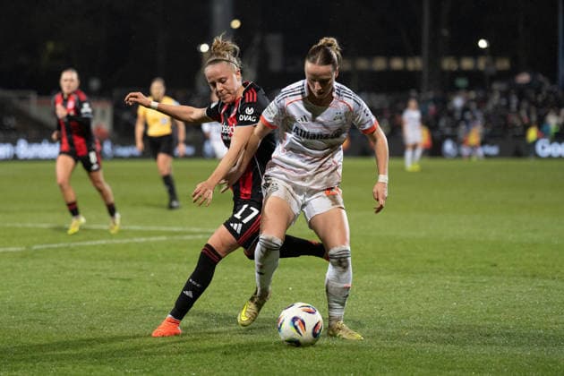 07 12 2025, xhfmx, Soccer Google Pixel Women Bundesliga, Eintracht Frankfurt FC Bayern Pia Sophie Wolter Eintracht Frankfurt, 17 with Franziska Kett FC Bayern Munich, 20 in duel DFL DFB REGULATIONS PROHIBIT ANY USE OF PHOTOGRAPHS as IMAGE SEQUENCES and or QUASI VIDEO Frankfurt am Main