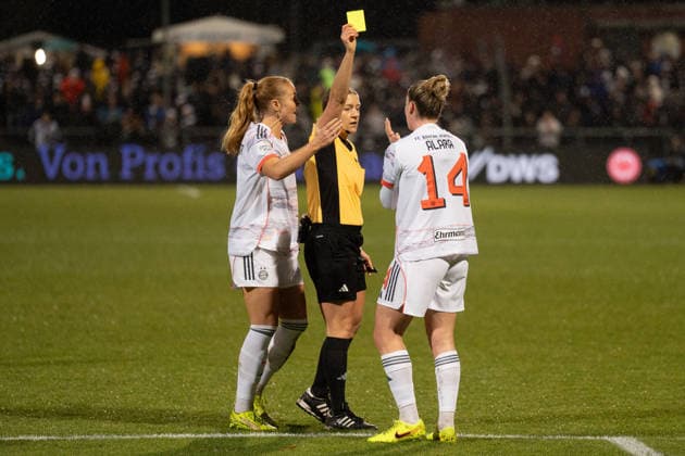 07 12 2025, xhfmx, Soccer Google Pixel Women Bundesliga, Eintracht Frankfurt FC Bayern Karoline Wacker Referee shows Alara Åžehitler FC Bayern Munich, 14 the yellow card DFL DFB REGULATIONS PROHIBIT ANY USE OF PHOTOGRAPHS as IMAGE SEQUENCES and or QUASI VIDEO Frankfurt am Main