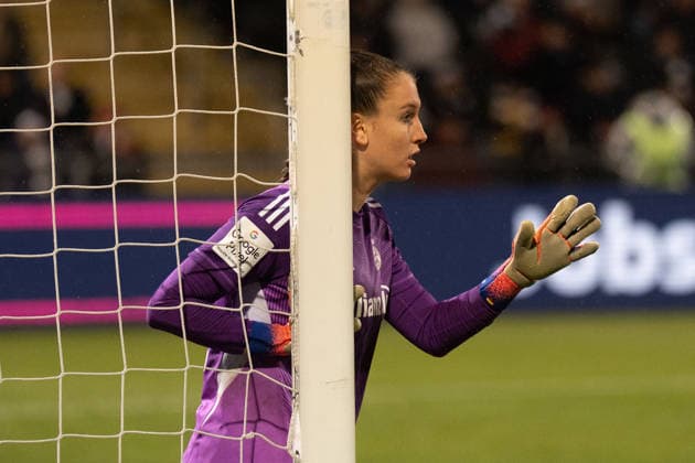 07 12 2025, xhfmx, Soccer Google Pixel Women Bundesliga, Eintracht Frankfurt FC Bayern Ena Mahmutovic FC Bayern Munich, 32 puts the wall DFL DFB REGULATIONS PROHIBIT ANY USE OF PHOTOGRAPHS as IMAGE SEQUENCES and or QUASI VIDEO Frankfurt am Main