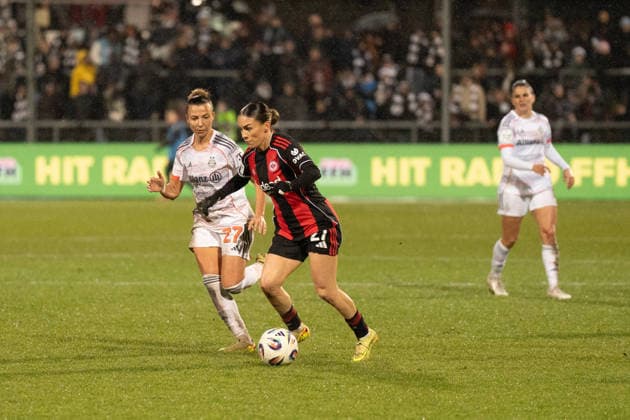 07 12 2025, xhfmx, Soccer Google Pixel Women Bundesliga, Eintracht Frankfurt FC Bayern Arianna Caruso FC Bayern Munich, 27 and Ereleta Memeti Eintracht Frankfurt, 27 in duel DFL DFB REGULATIONS PROHIBIT ANY USE OF PHOTOGRAPHS as IMAGE SEQUENCES and or QUASI VIDEO Frankfurt am Main