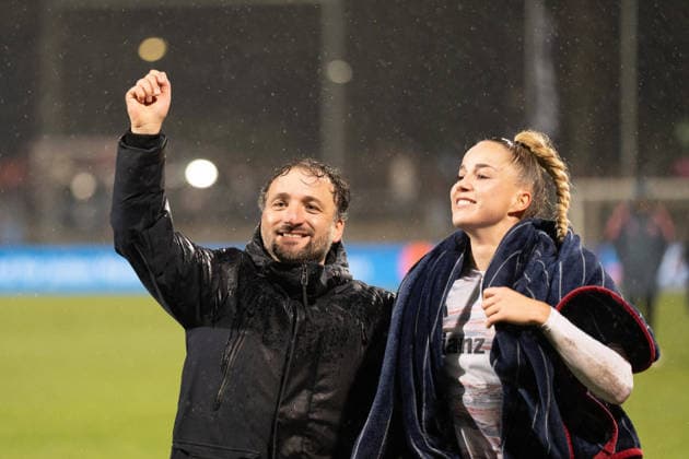 07 12 2025, xhfmx, Soccer Google Pixel Women Bundesliga, Eintracht Frankfurt FC Bayern Jose Barcala Coach FC Bayern Munich Women and Giulia Gwinn FC Bayern Munich, 7 celebrate with the fans DFL DFB REGULATIONS PROHIBIT ANY USE OF PHOTOGRAPHS as IMAGE SEQUENCES and or QUASI VIDEO Frankfurt am Main